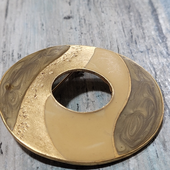 Circle Modernist Brooch. - Picture 5 of 6